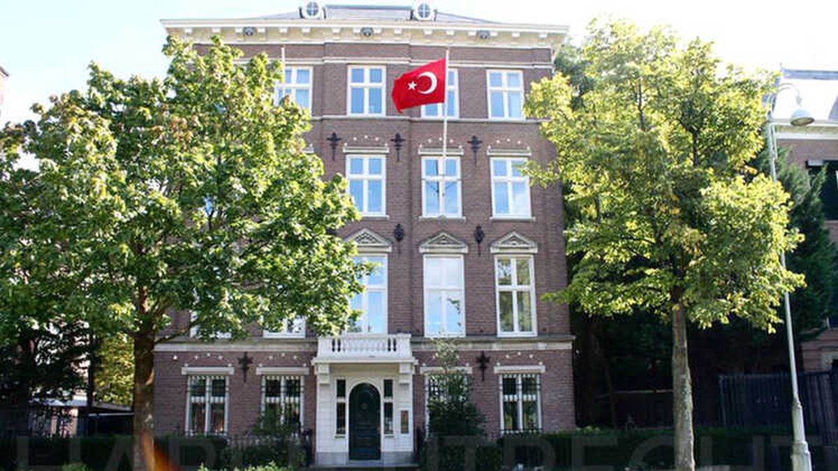Türkiye\'nin Amsterdam Başkonsolosluğu\'na Kundaklama Girişimi