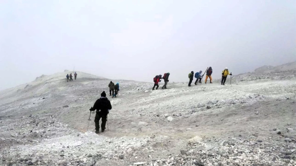 Vanlı Dağcılar 5671 Rakımlı İran\'ın Demavend Dağı\'na Tırmandı