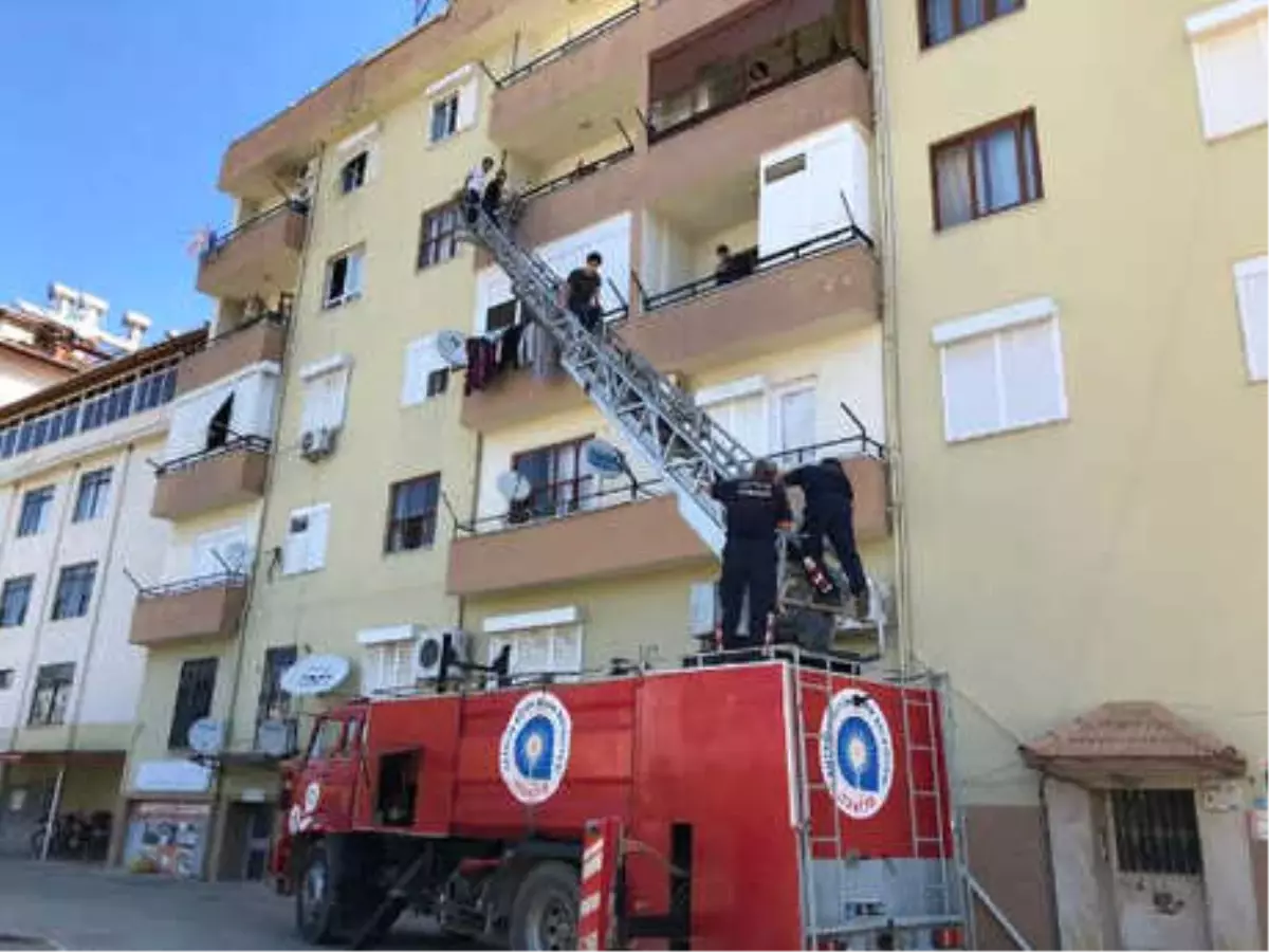 Yangında Mahsur Kalan Apartman Sakinleri ile Köpeklerini İtfaiye Kurtardı