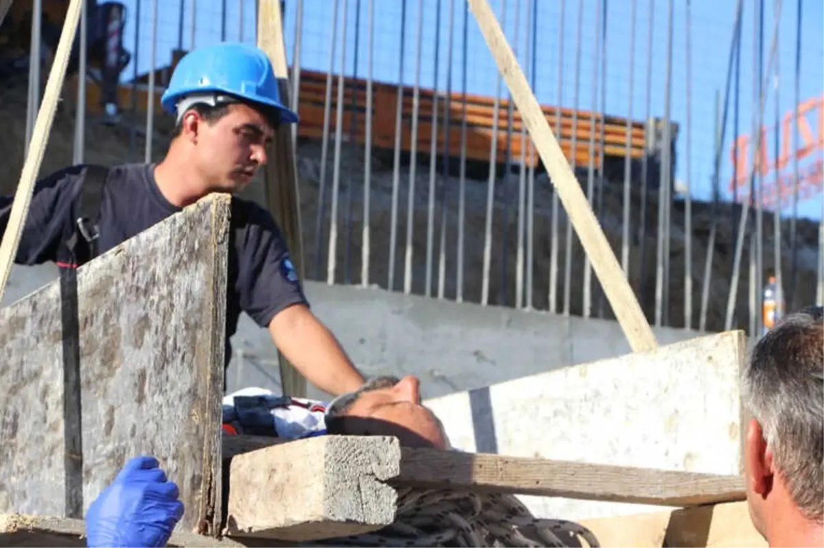 Yaralı İşçi Tahtadan Sedye ve Vinçle Kurtarıldı