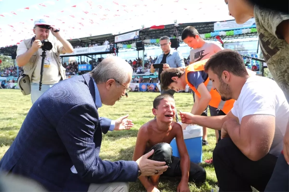 Yenilip Ağlayan Güreşçiyi Belediye Başkanı Sakinleştirdi