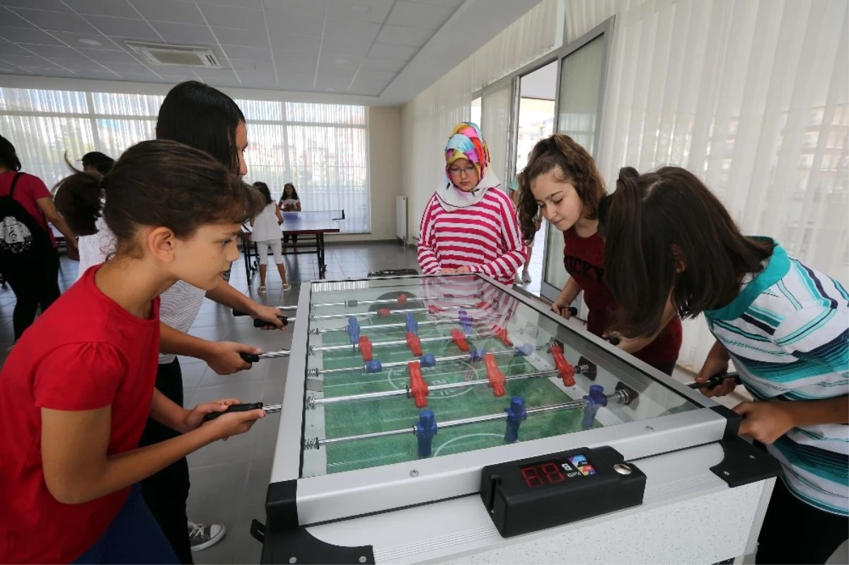 Yenimahalleliler, Gençlik Merkezinde Eğleniyor