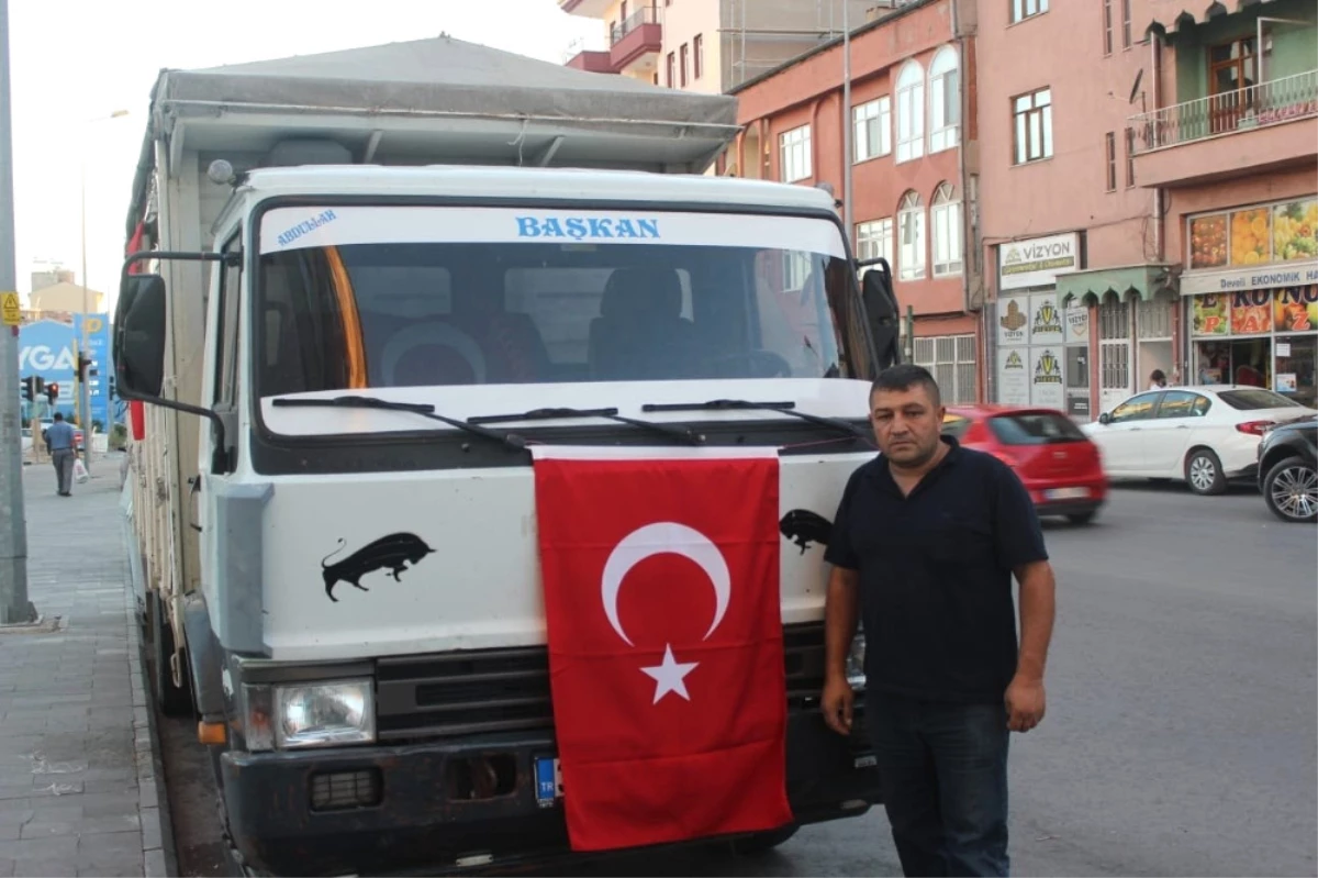 Aracını Bayraklarla Süsledi, Ankara\'ya Doğru Yola Çıktı