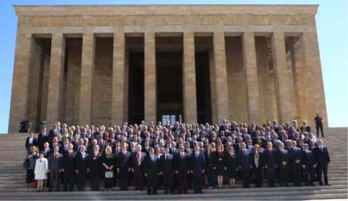 Bakan Çavuşoğlu ve Büyükelçiler Anıtkabir\'de