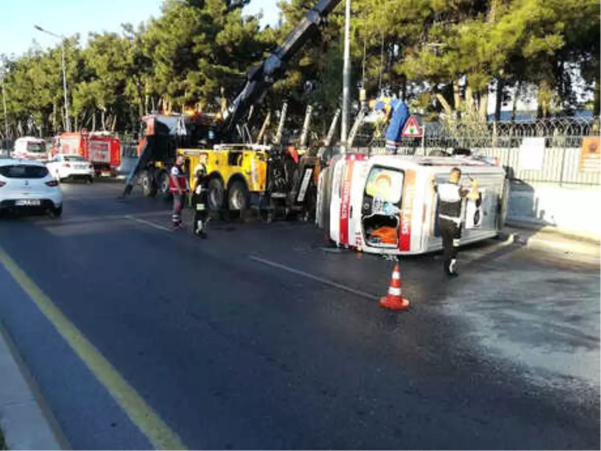 Bakırköy\'de Ambulans Kaza Yaptı: 3 Sağlık Görevlisi Yaralı