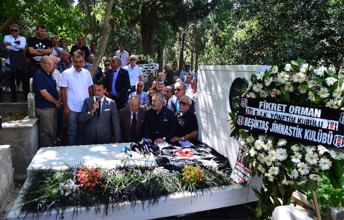 Beşiktaş\'ın Efsane Başkanı Mezarı Başında Anıldı