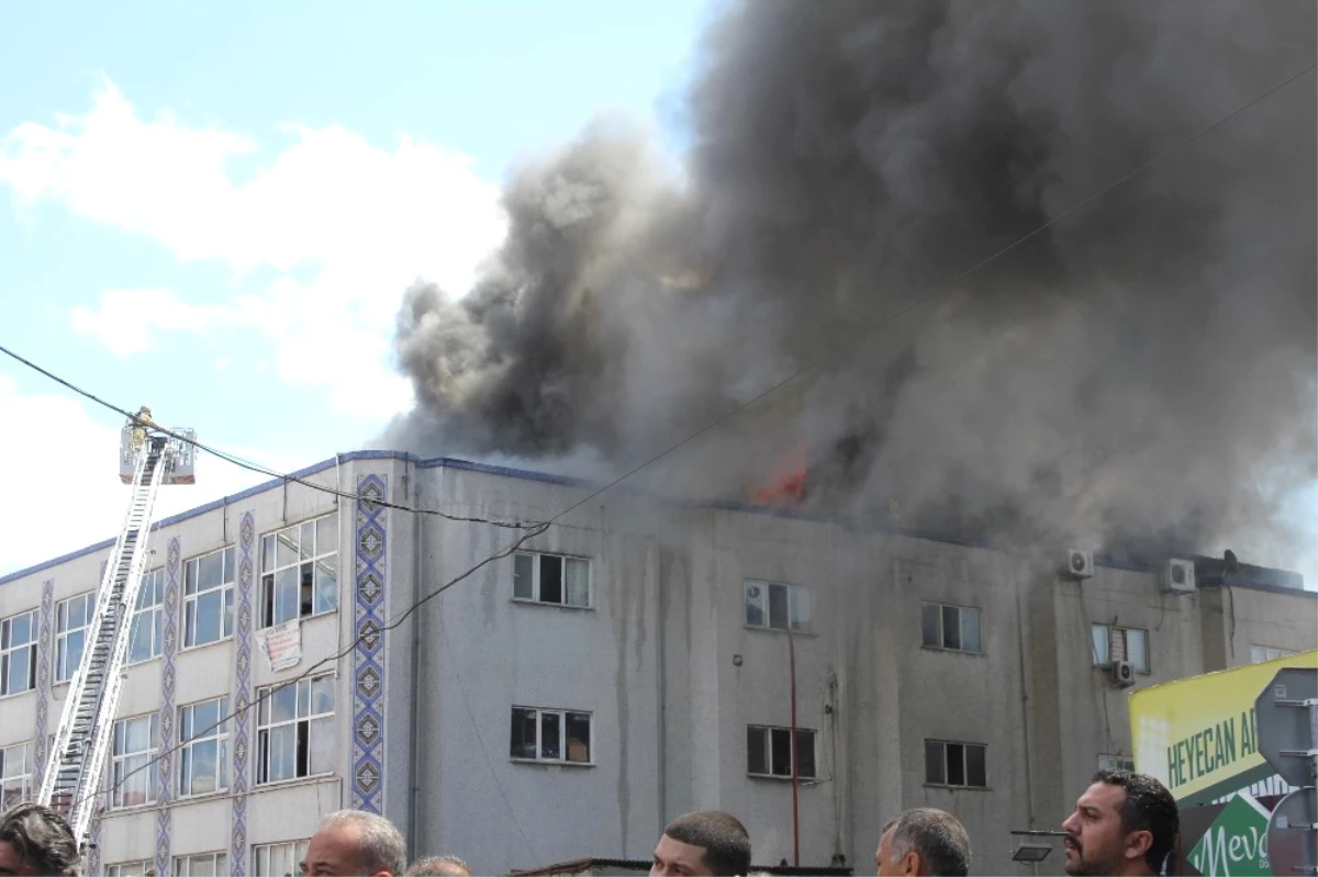 Beyoğlu\'nda Tekstil Atölyesinde Yangın