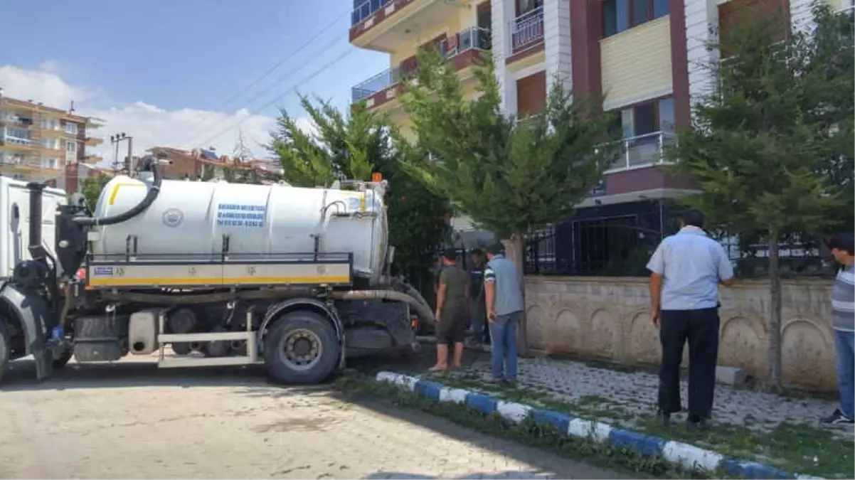 Bolvadin\'de Sel Sonrası Kanalizasyon Temizlik Çalışmaları Yapılıyor