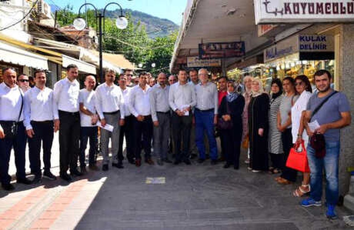 Dolar ve Altın Bozdurarak ABD\'yi Protesto Ettiler