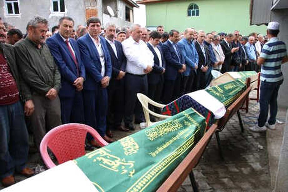 İstanbul\'daki Kazada Ölen 3 Kardeş Ordu\'da Toprağa Verildi