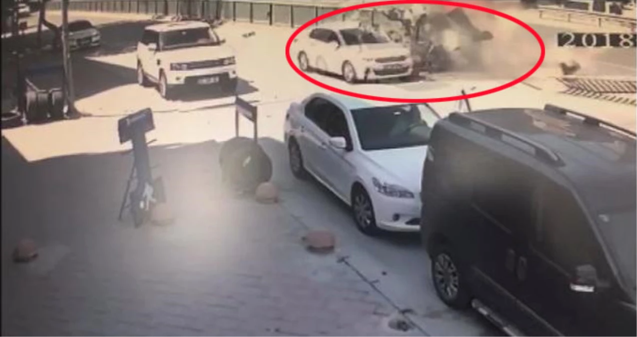 Kadıköy\'de Akıl Almaz Kaza: Bariyerlerden Fırlayan Demir Başka Bir Araca Saplandı