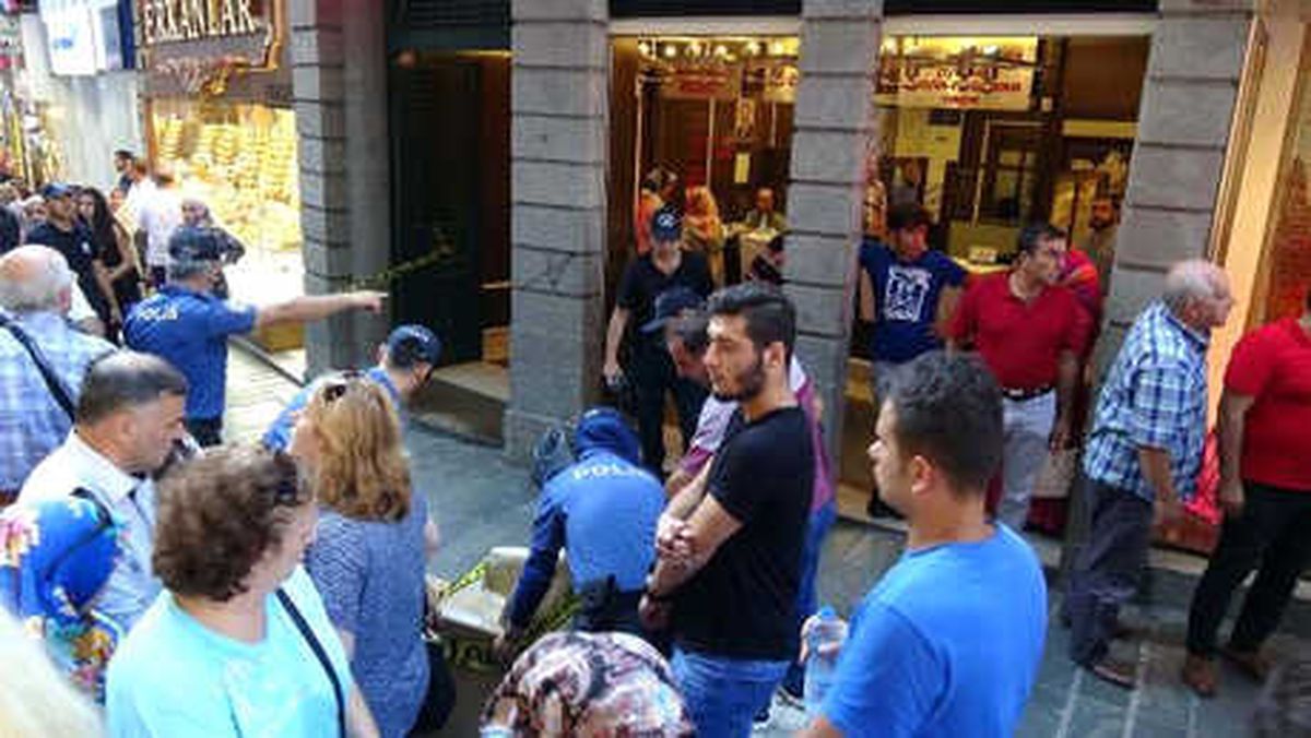 Kaldırımda Başına Beton Parçası Düşen Fransız Turist, Yaralandı