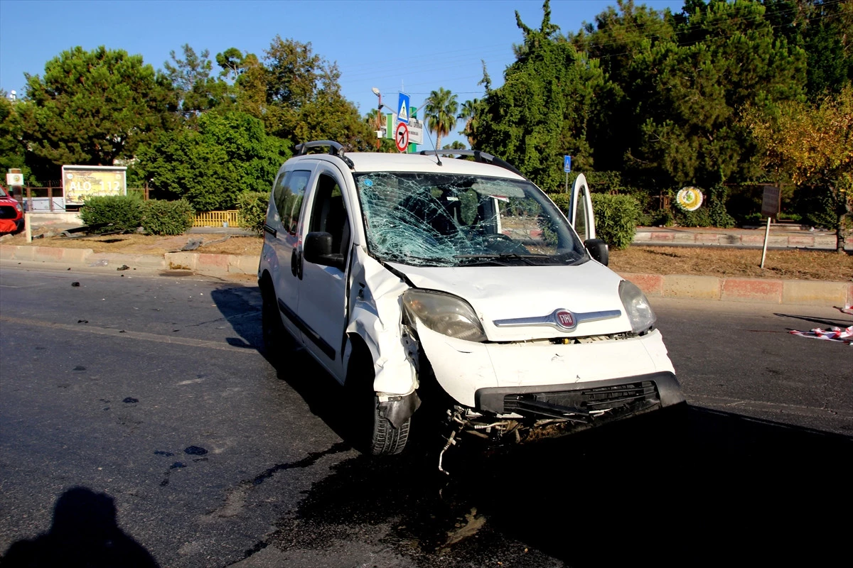 Mersin\'de Otomobil Motosiklete Çarptı: 1 Ölü, 1 Yaralı