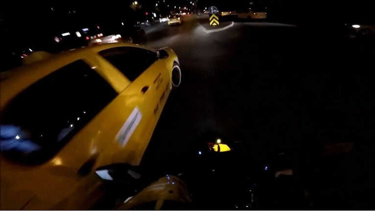 Aniden Dönüş Yapmaya Çalışan Taksi, Motosiklete Böyle Çarptı
