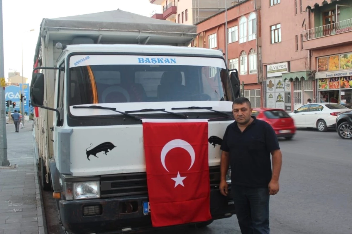 Aracını Türk Bayraklarıyla Süsledi, Ankara\'ya Doğru Yola Çıktı