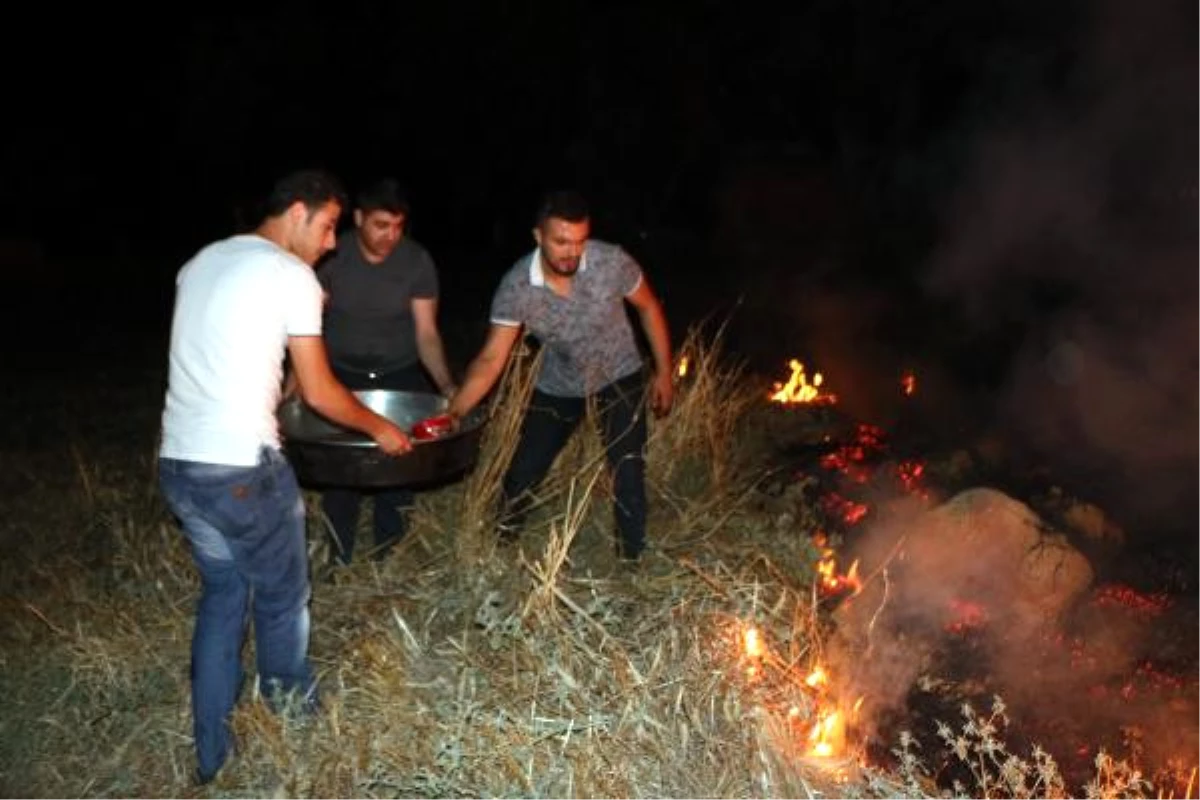 Piknikçiler Yangına Kova ve Kazanlarla Su Taşıyarak Müdahale Etti