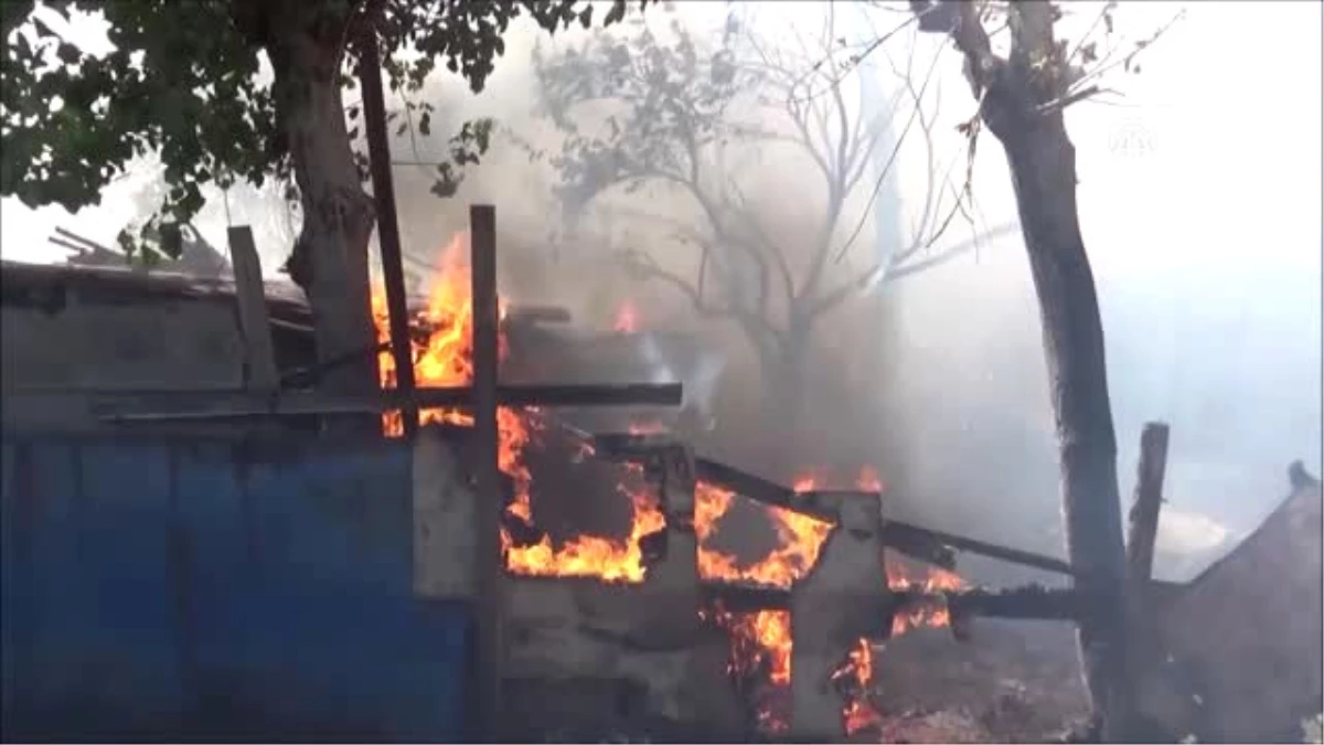 Silivri\'de Barakada Çıkan Yangın Söndürüldü