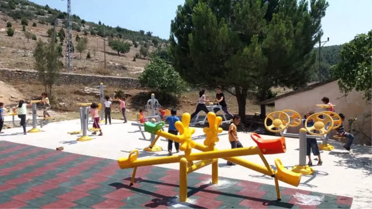 Tarsus\'ta 80 Kırsal Mahalleye Oyun Grubu ve Park Yapıldı