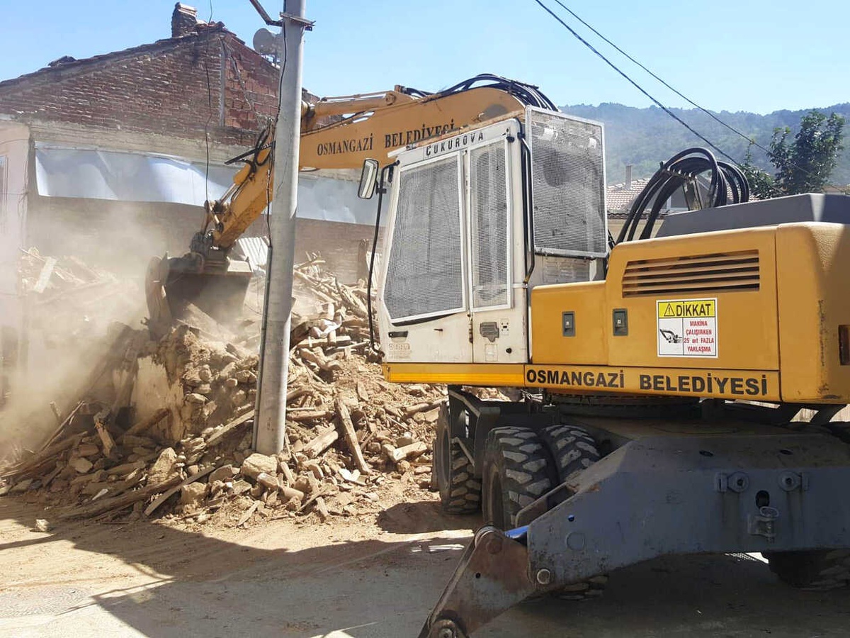 Tehlike Saçan Metruk Bina Yıkıldı