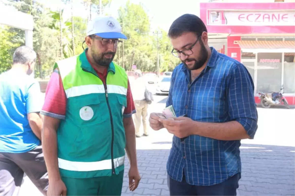 Temizlik İşçisi Bulduğu Parayı Sahibine Teslim Etti