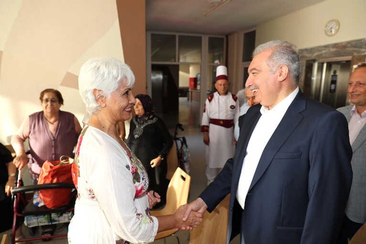 Başkan Uysal, Kayışdağı Tesisleri\'nde Yaşlıları Ziyaret Etti