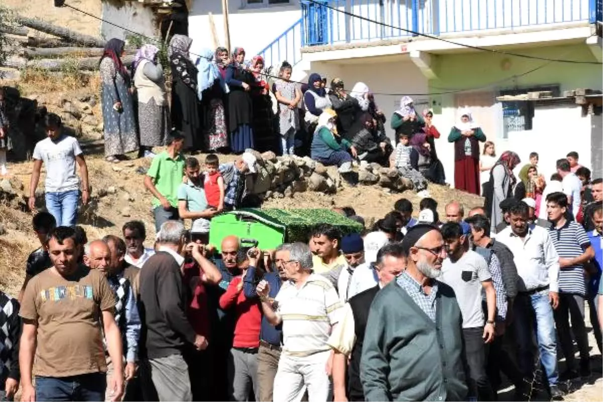 Çöken Tavanın Altında Kalıp Ölen Baba Toprağa Verildi, Kızının Tedavisi Sürüyor