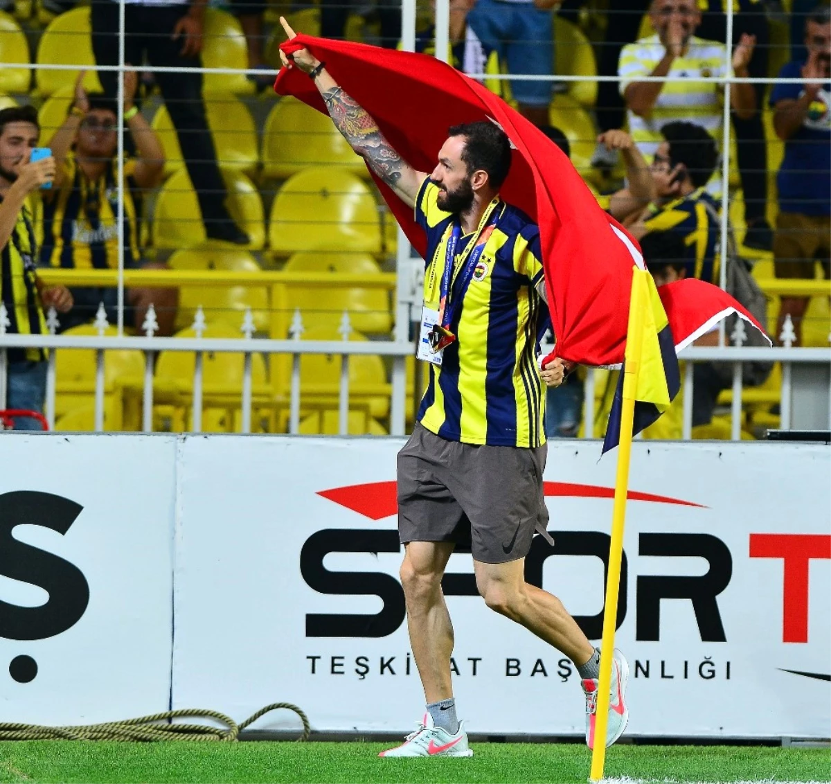 Fenerbahçe\'de Ramil Guliyev\'e Plaket Verildi