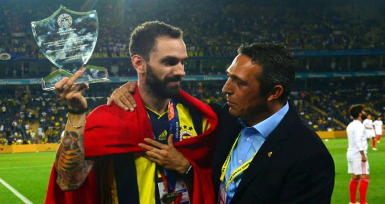 Fenerbahçe Başkanı Ali Koç, Milli Atlet Ramil Guliyev\'e Plaket Verdi