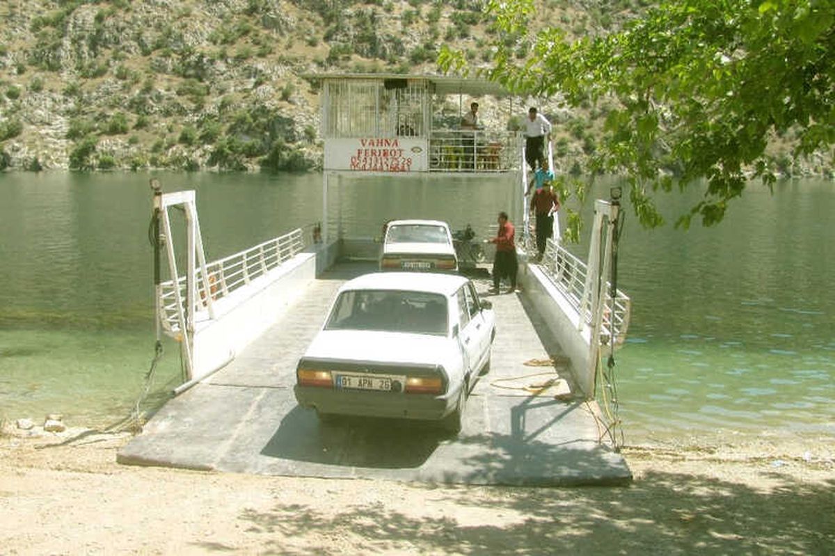 Fırat Nehri\'nde Feribot Taşımacılığına İlgi