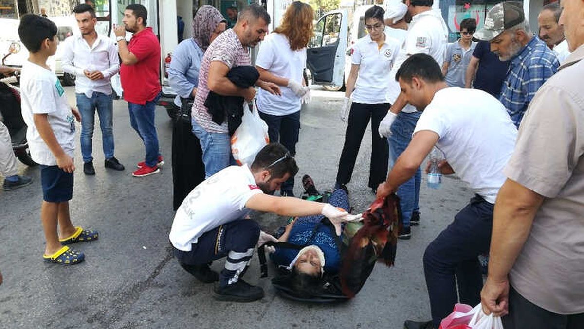 Gebze\'de Hafif Ticari Aracın Çarptığı 2 Kişi Yaralandı