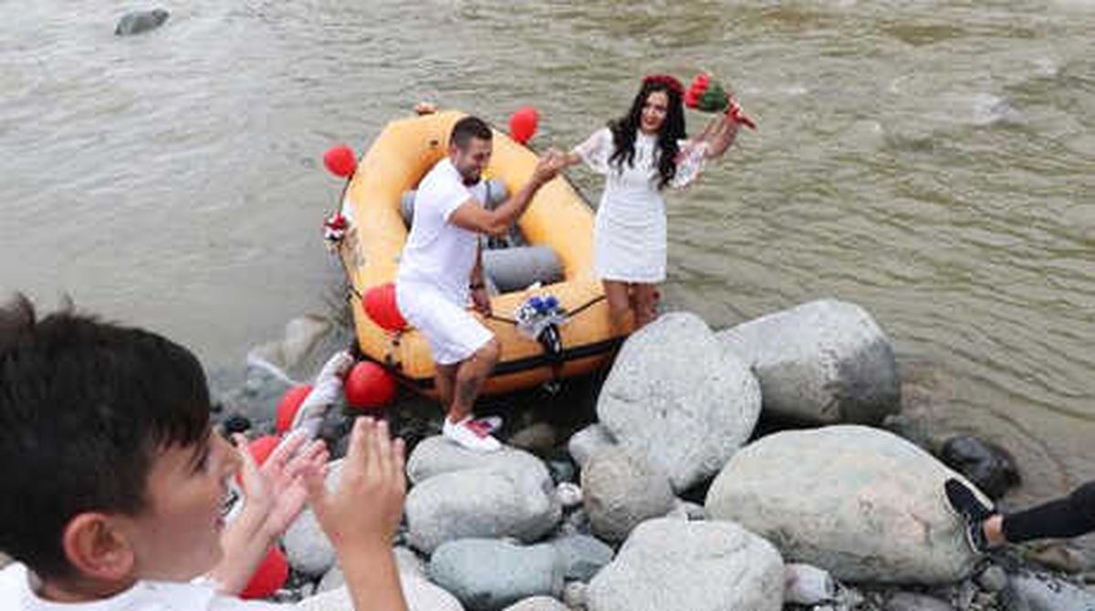 Gelin ve Damat Nikaha Rafting Botu ile Geldi