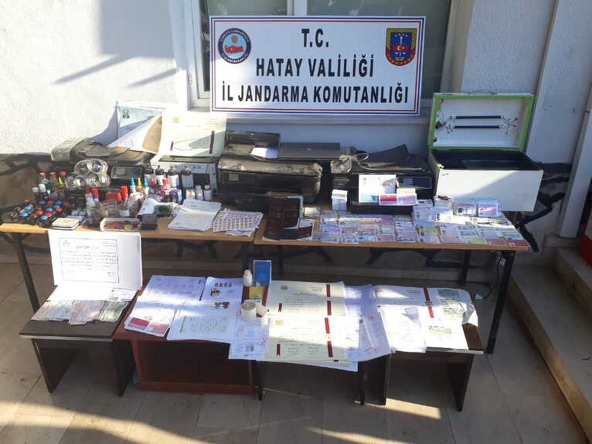 Hatay\'da Sahte Pasaport Şebekesi Çökertildi