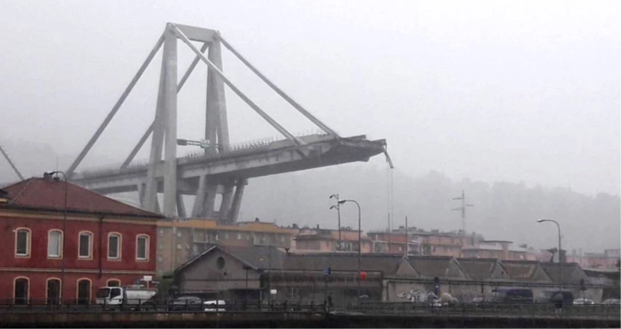 İtalya\'da Çöken Köprünün Yıkılış Anı Kameralara Yansıdı