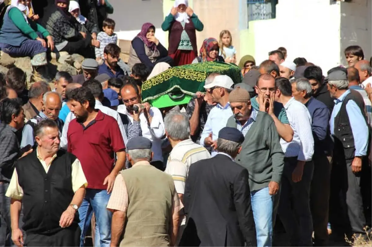 Kızının Düğününe Geldiği Köyde Göçük Altında Öldü