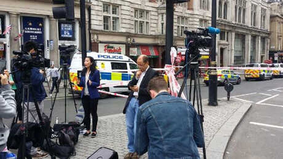 Londra\'da Bir Araç Parlamento Binasının Bariyerlerine Çarptı (3)