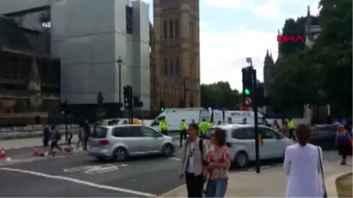 Londra\'da Bir Araç Parlamento Binasının Bariyerlerine Çarptı