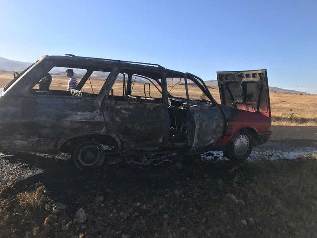Niğde\'de Seyir Halindeki Otomobil Yandı