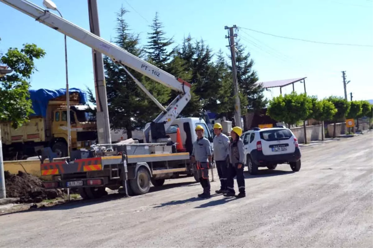 Şuhut\'ta Yer Altı Kablo Düzenleme Çalışmaları Devam Ediyor