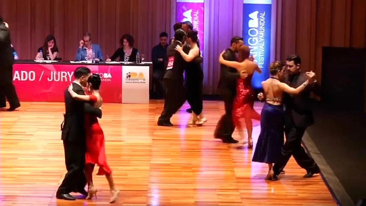 Tango Dünya Kupası\'nda Dansçılar Salon Tangosu Kategorisinde Dans Etti