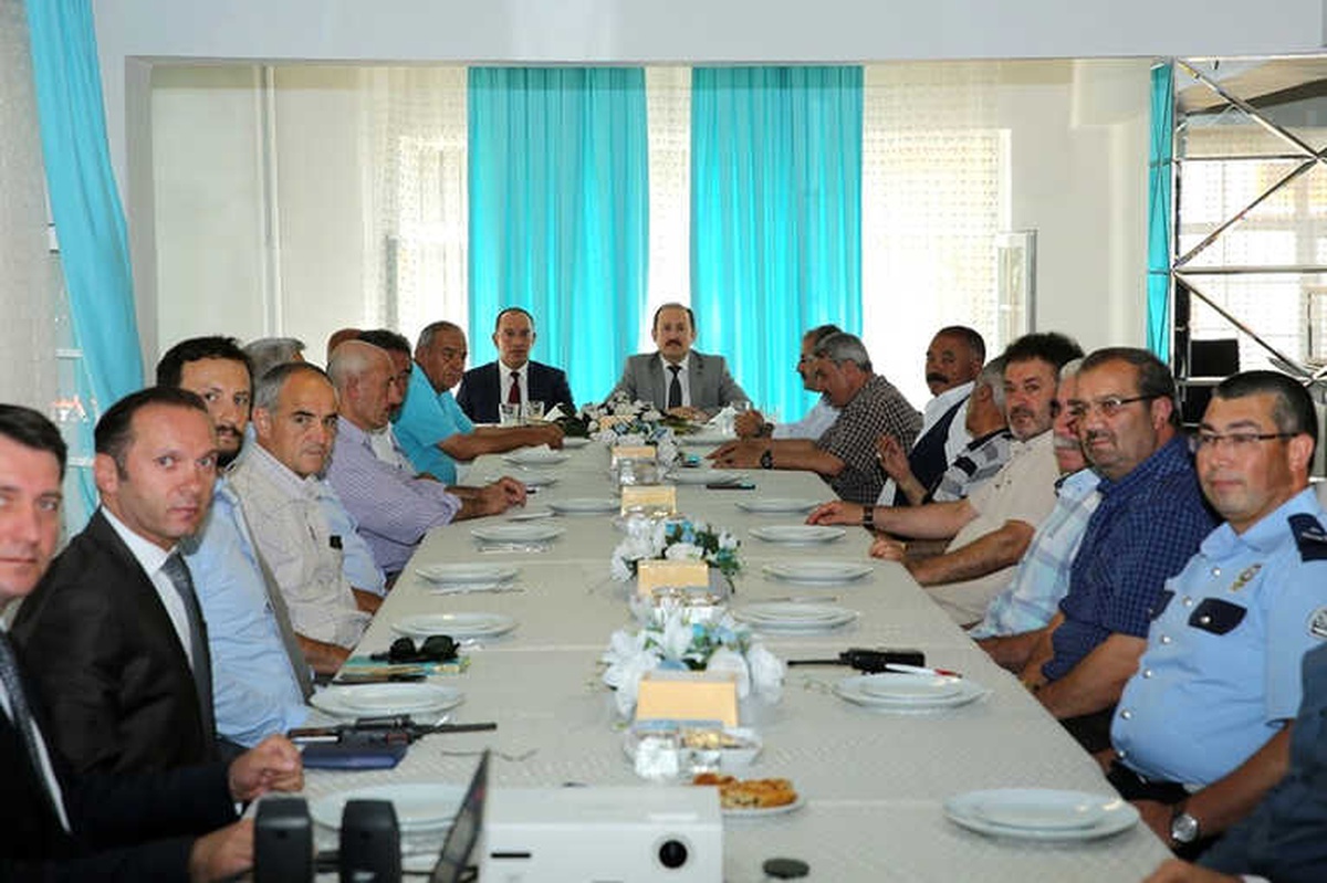Vali Pehlivan Mahalle Muhtarlarıyla "Huzur ve Güvenlik" Toplantısı Gerçekleştirdi