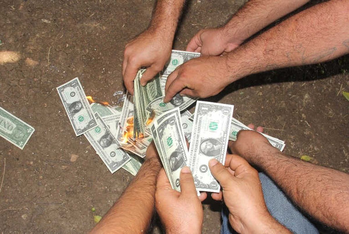 Adanalılar İphon\'u Boykot Etti, Dolar Yaktı