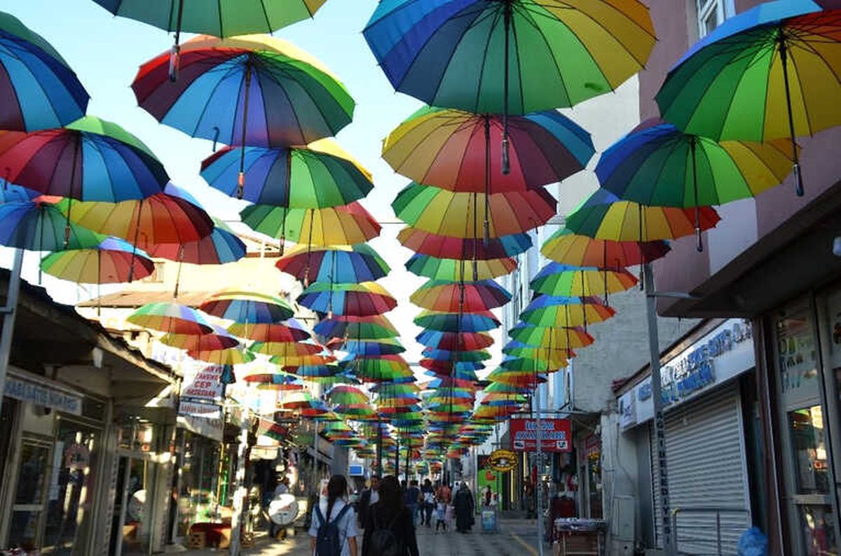 Ağrı\'da Caddeleri Şemsiyeler Süslüyor