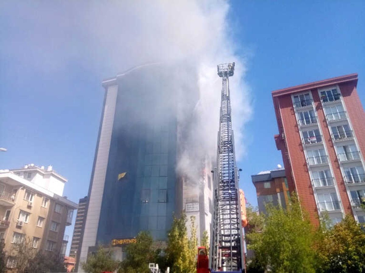 Ataşehir\'de 9 Katlı İş Merkezinde Yangın