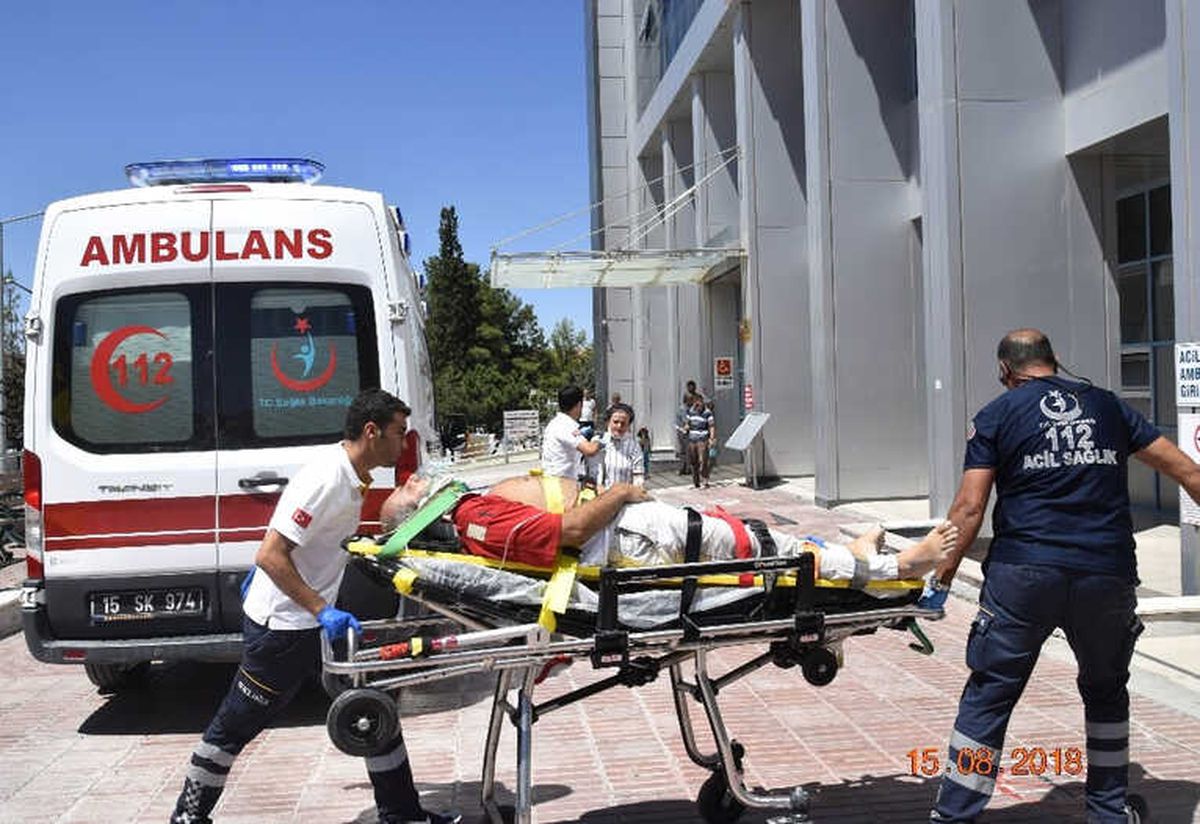Burdur\'da Minibüs Refüje Devrildi: 8 Yaralı