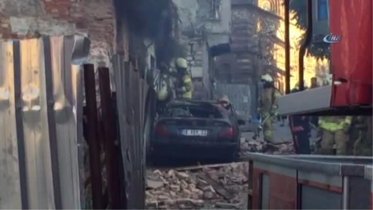 Fatih\'te Yanan Metruk Binanın Duvarı Aracın Üzerine Böyle Çöktü