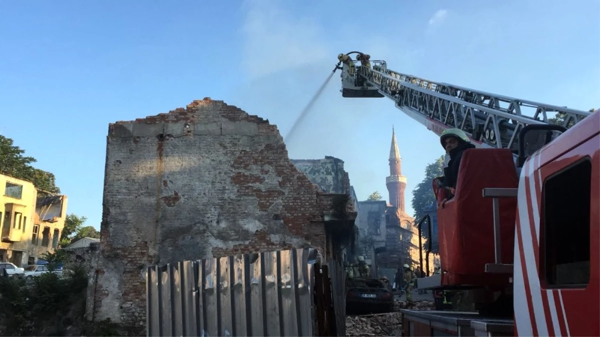 Fatih\'te Yanan Metruk Binanın Duvarı Aracın Üzerine Çöktü