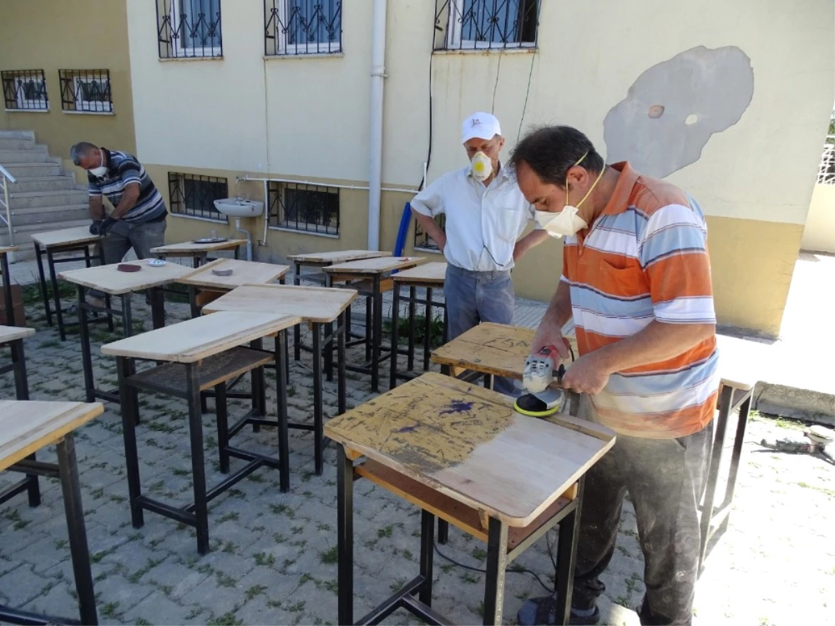 Fedakar Okul İdarecileri Eski Sıraların Bakım ve Onarımını Yapıyor