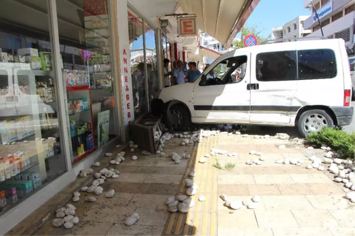 İş Yerine 3 Yıldır Üst Üste Otomobil Giren Eczacı İsyan Etti