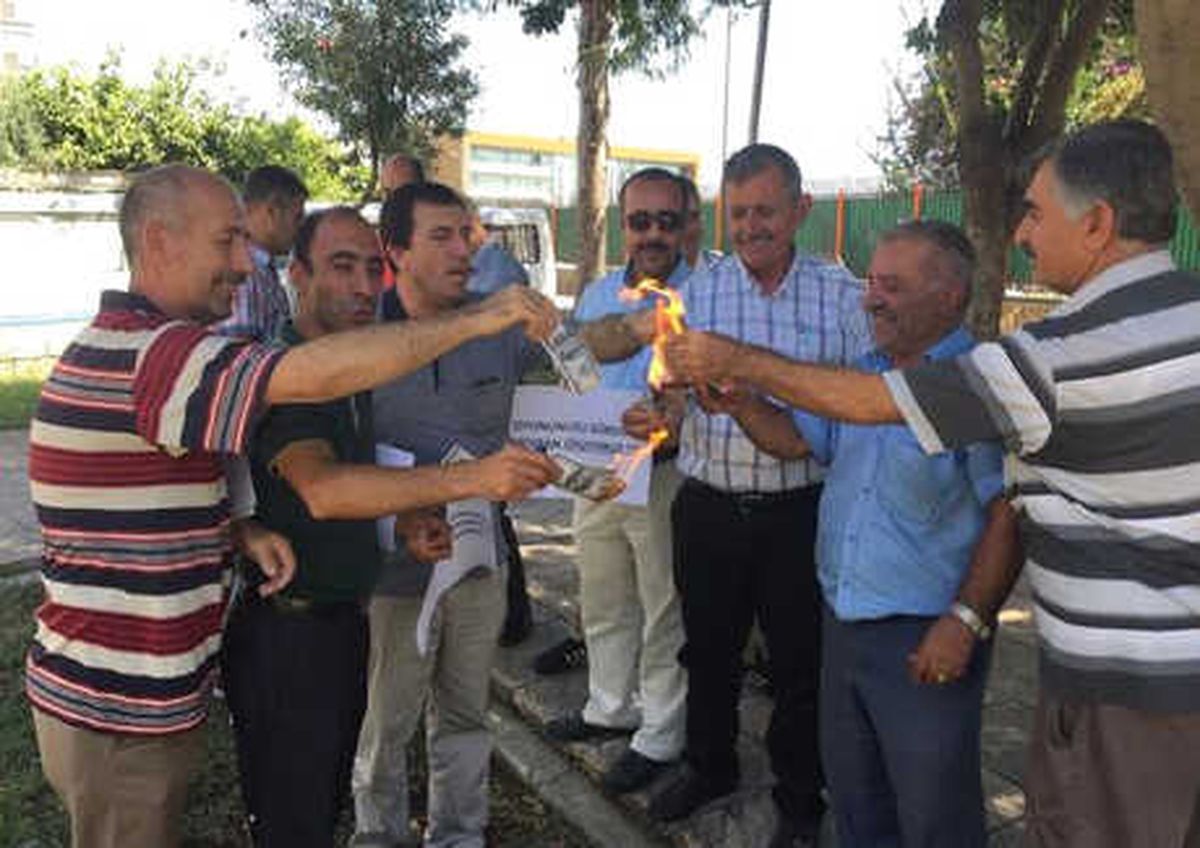 İşçiler, ABD\'yi Protesto İçin Temsili Dolar Yaktı
