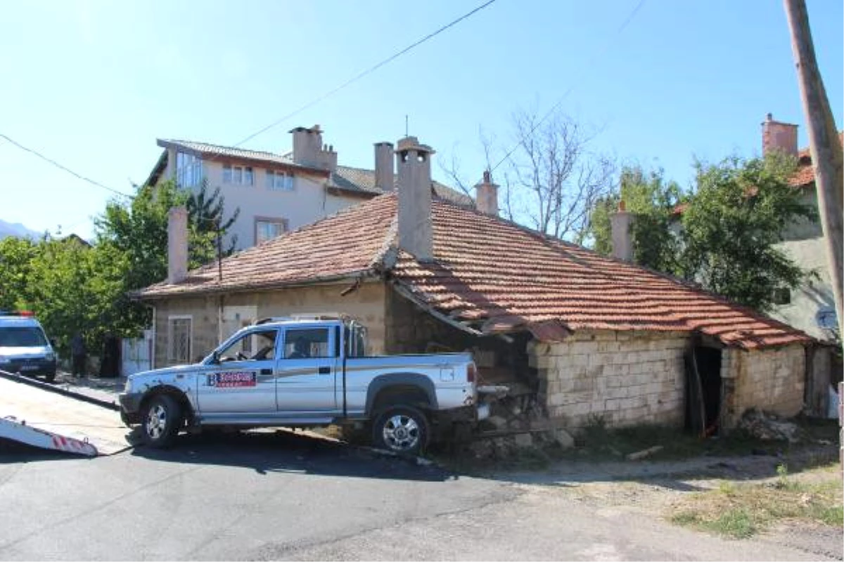 Kamyonetin Çarptığı Motosikletin Sürücüsü Öldü, Eşi Yaralandı